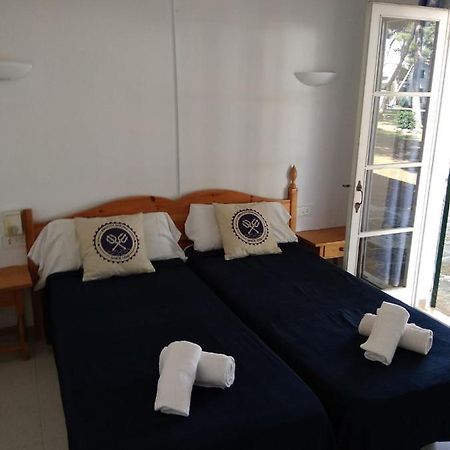 Apartamentos Playa Park Brisas Son Xoriguer Cala' en Bosch Bagian luar foto