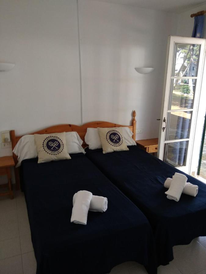 Apartamentos Playa Park Brisas Son Xoriguer Cala' en Bosch Bagian luar foto